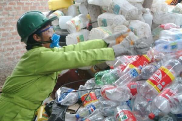 separando materiais de reciclagem