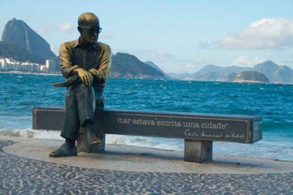 Carlos Drummond de Andrade estátua