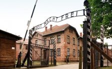 Auschwitz – O que foi? Como funcionava? Mortes e História Completa 