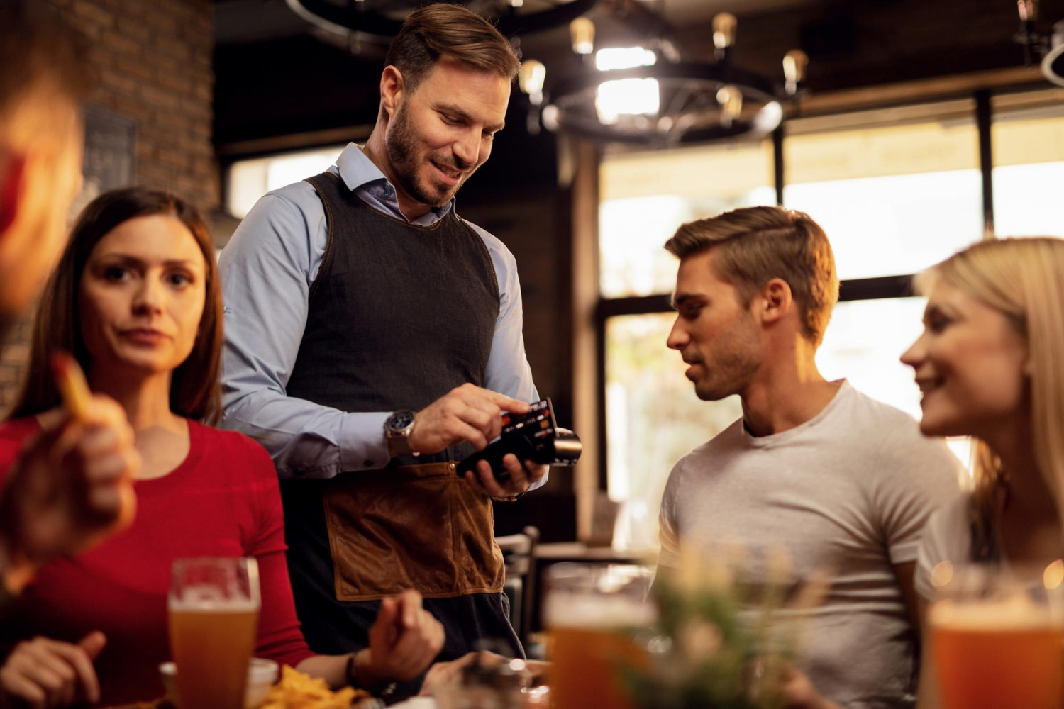 Como pedir a conta em inglês? Veja 28 frases para usar em restaurantes, comércios e mais! 