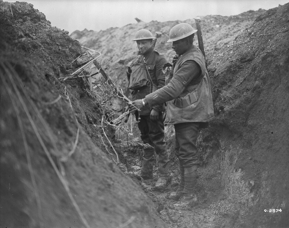 Soldados canadenses vasculhando os destroços de uma cama em uma trincheira na Primeira Guerra Mundial (Imagem: BiblioArchives/Common Creative License)