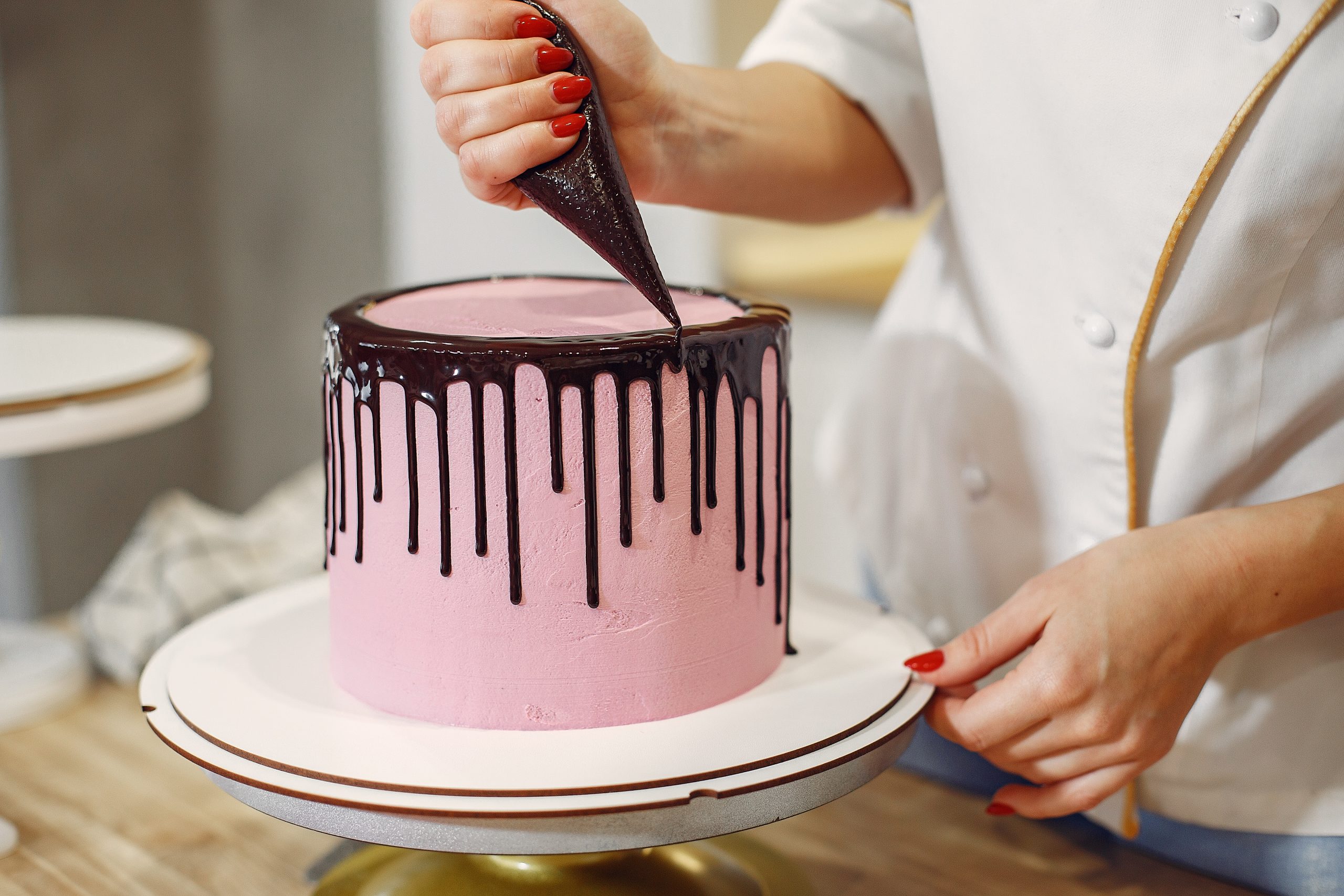 O curso de Confeitaria do Senac prepara profissionais para criarem receitas como: bolos, cremes, mousses, tortas e diversos doces.