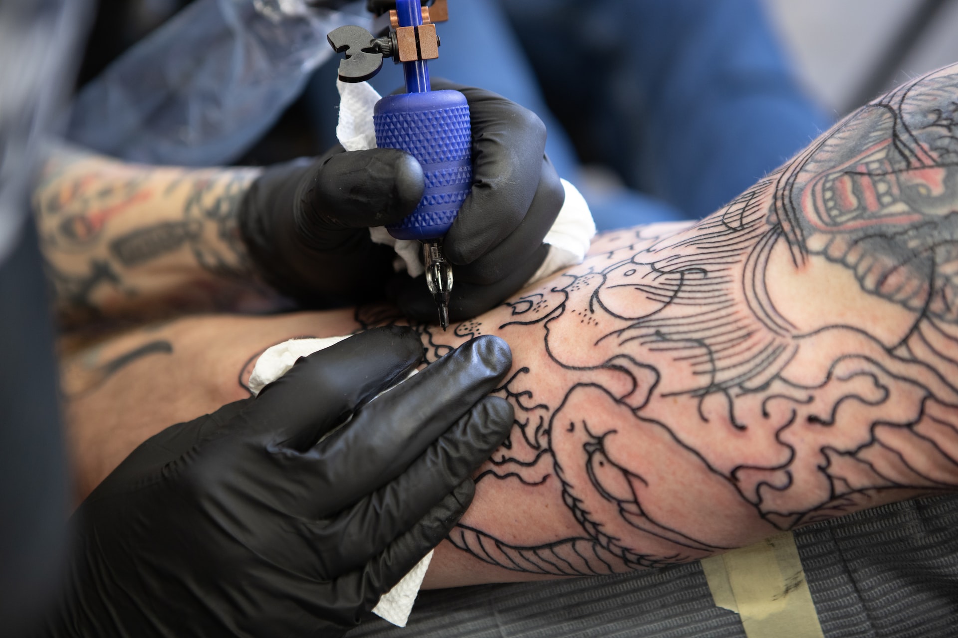 Carreira: Tatuador: O que faz, Quanto Ganha, Cursos e mais