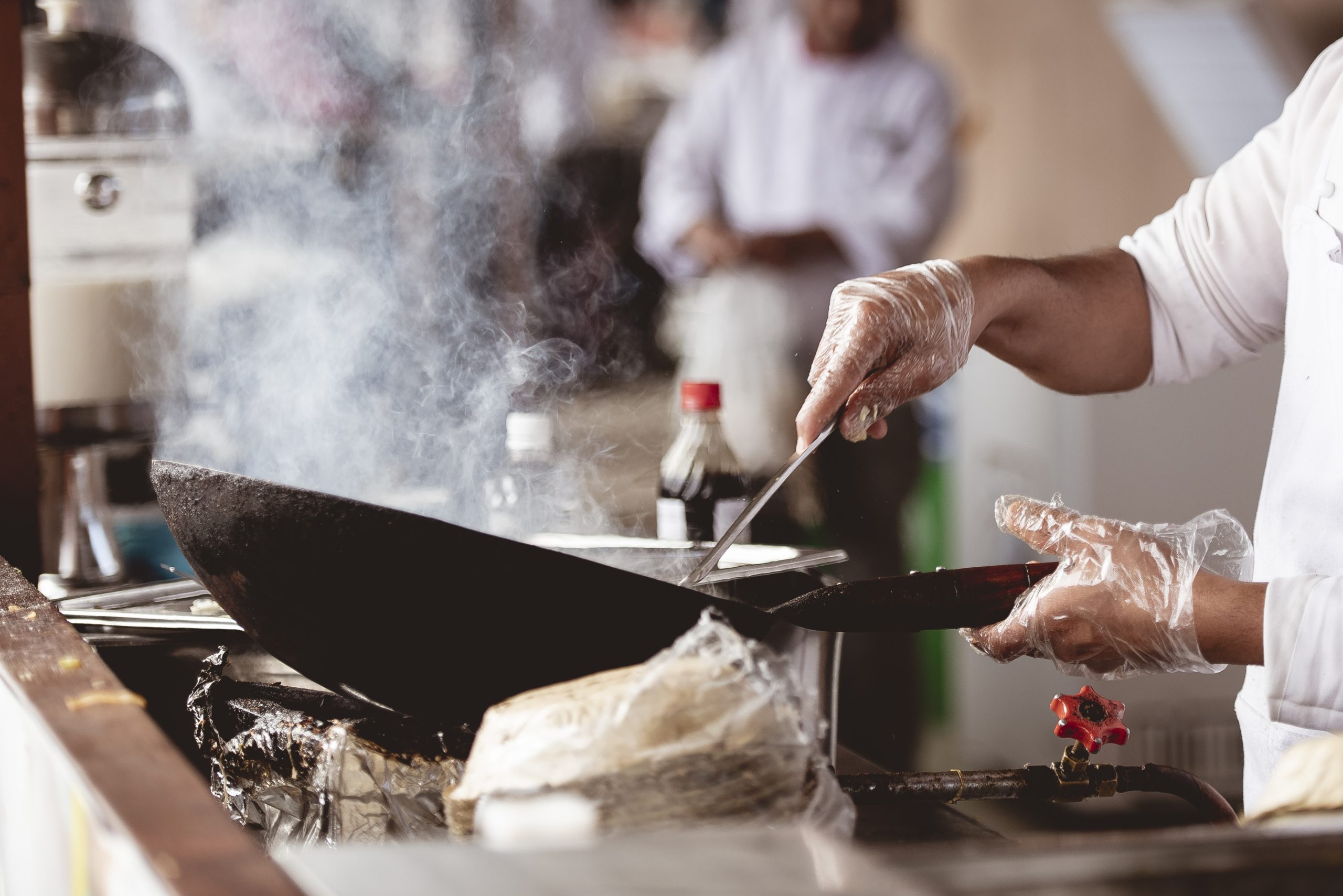 Um cozinheiro profissional é alguém que tem a habilidade e o conhecimento para preparar alimentos para consumo.