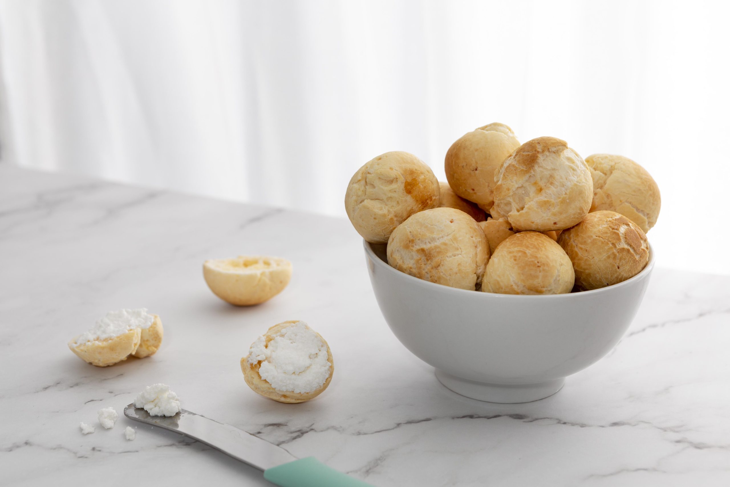 O pão de queijo é um aperitivo muito popular.