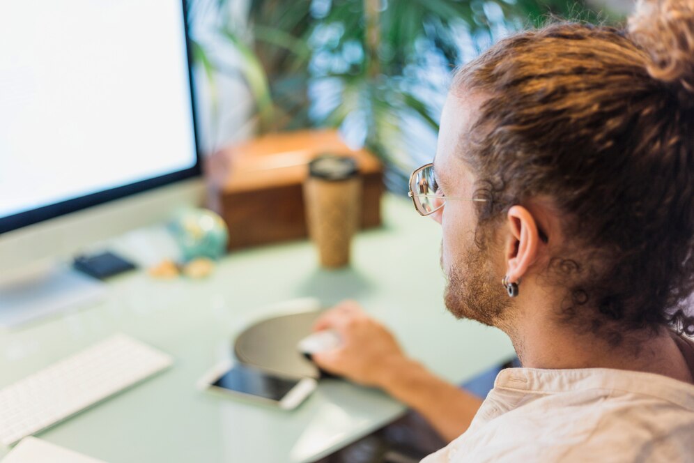 Trabalhar pela internet já virou uma tendência e há diferentes tipos de trabalho que podem ser feitos on-line. 