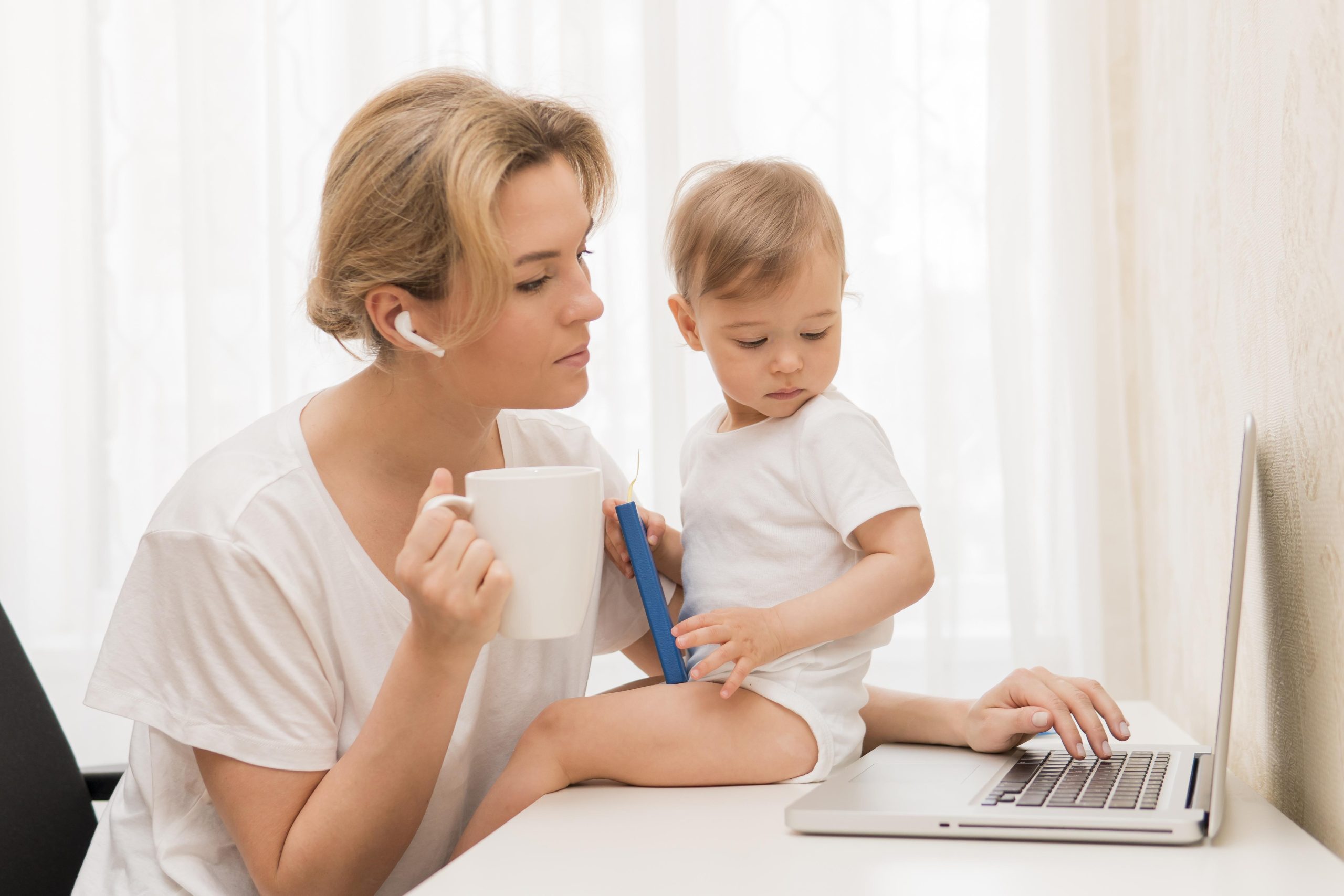 Trabalhar em casa é uma ótima opção para mães que querem trabalhar e ainda passar um tempo com os filhos.